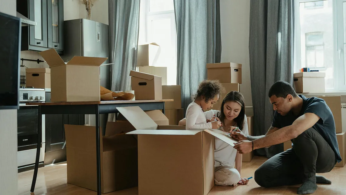 familj som packar inför flytt