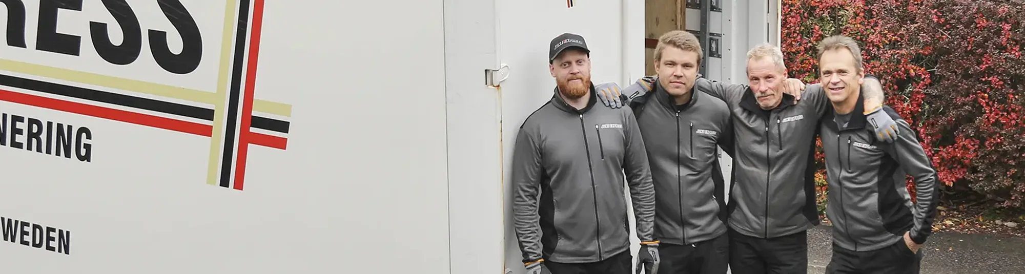 Flytthjälp med June Express flyttfirma. Bilden föreställer en av June Express flyttbilar och fyra flyttgubbar.