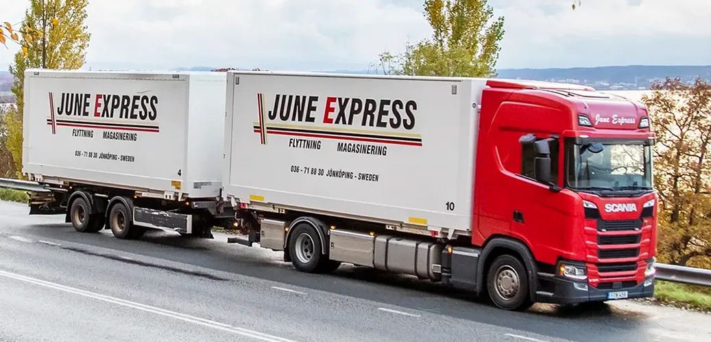 Flyttfirma Jönköping June Express lastbil på väg