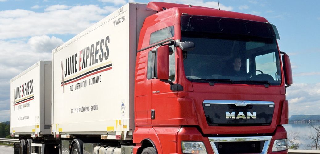 Flyttfirma Jönköping June Express lastbil på väg