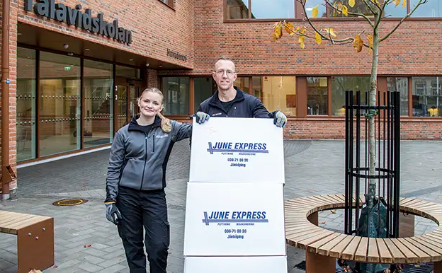 Flyttkartonger staplade på en vagn. 