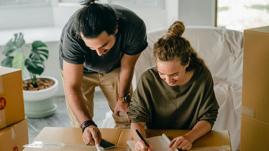 par märker upp flyttkartong