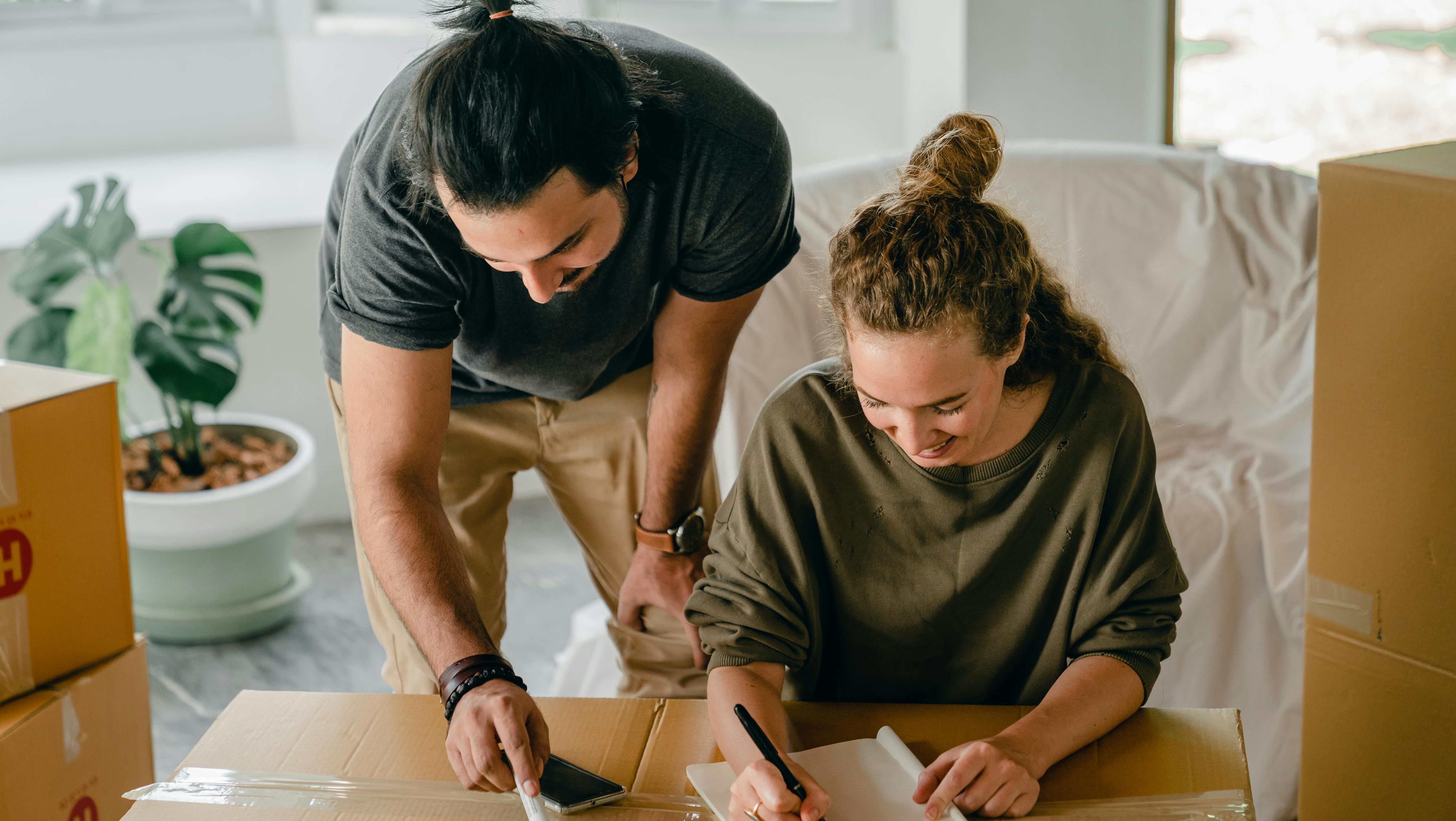 par märker upp flyttkartong